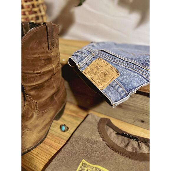 Vintage Levi’s Bermuda Denim Shorts | Medium Wash | Size 10 - Picture 4 of 4